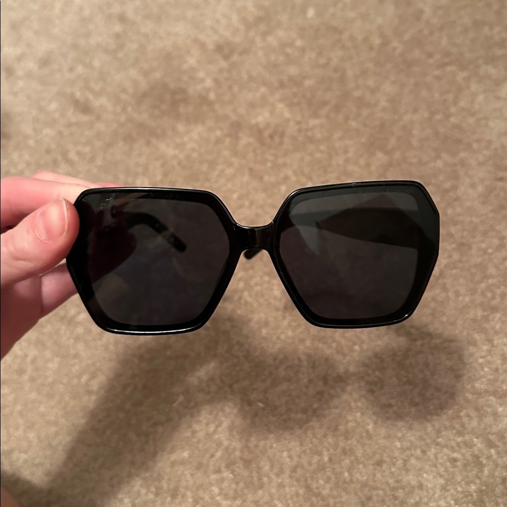 Oversized sunglass selling as is Ysl label on side - Picture 2 of 5